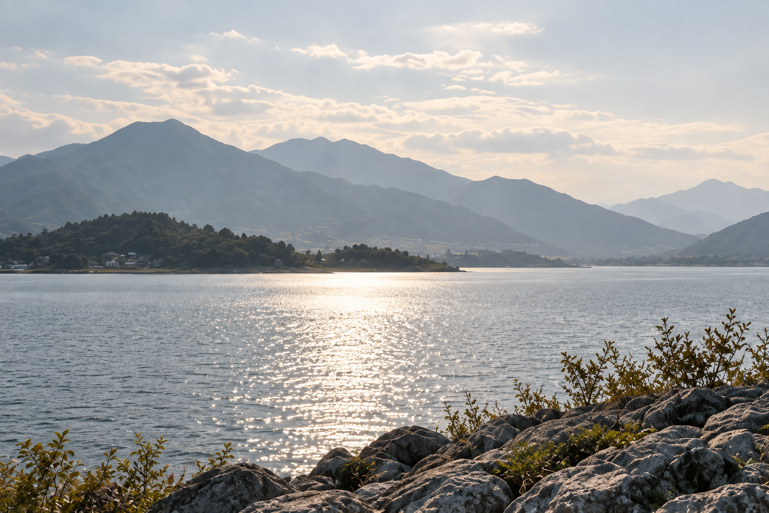 宁静湖面与层叠远山
